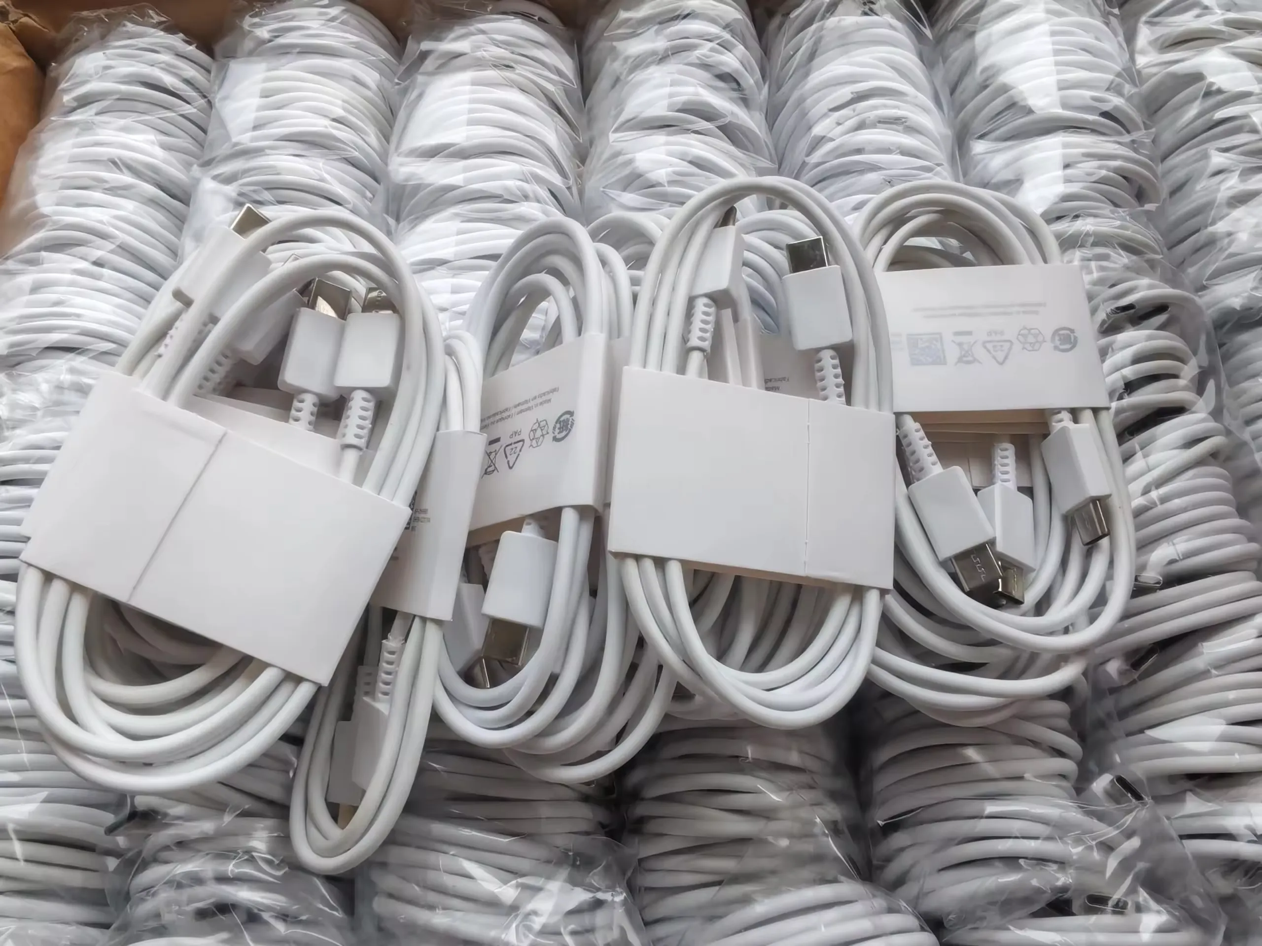 White Type-C to Type-C cables packed in bulk
